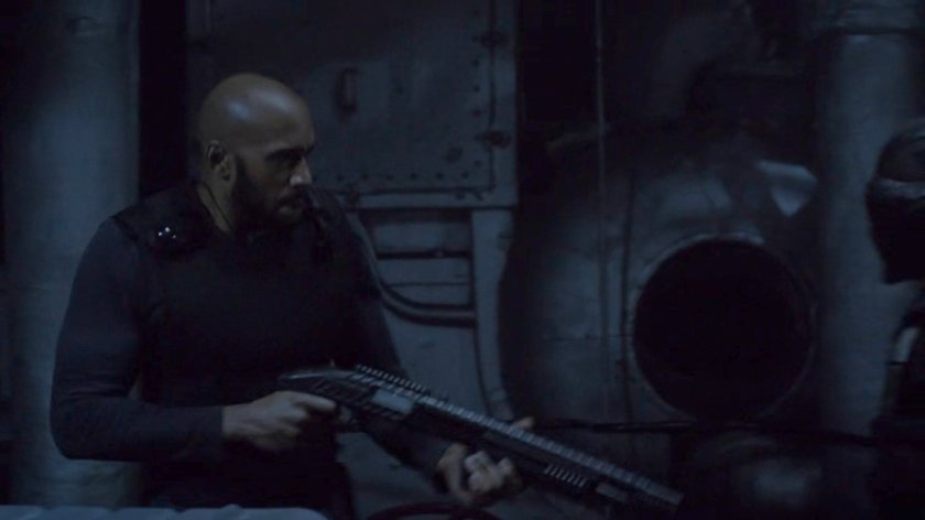 Mack fighting a robot commando in the Principia.