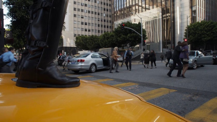 Citizens running through an intersection in Chicago.