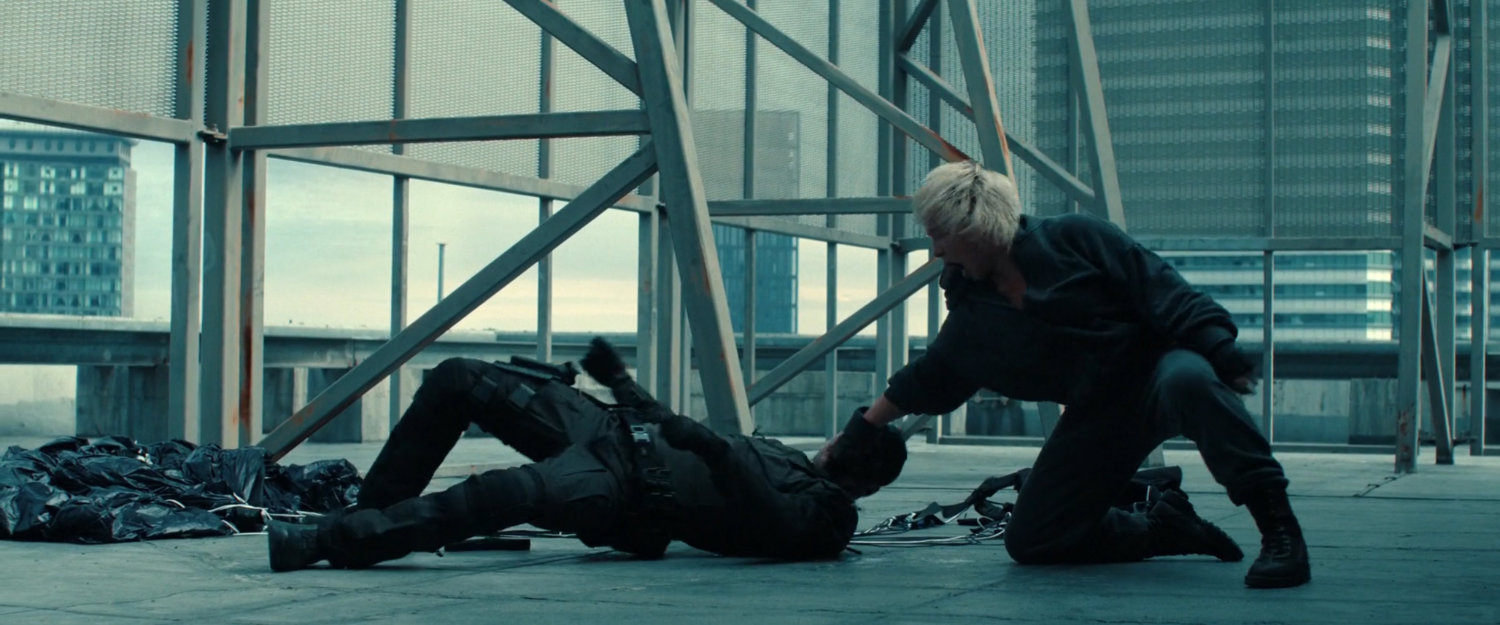 Yelena fighting a guard on a rooftop in Kuala Lumpur.