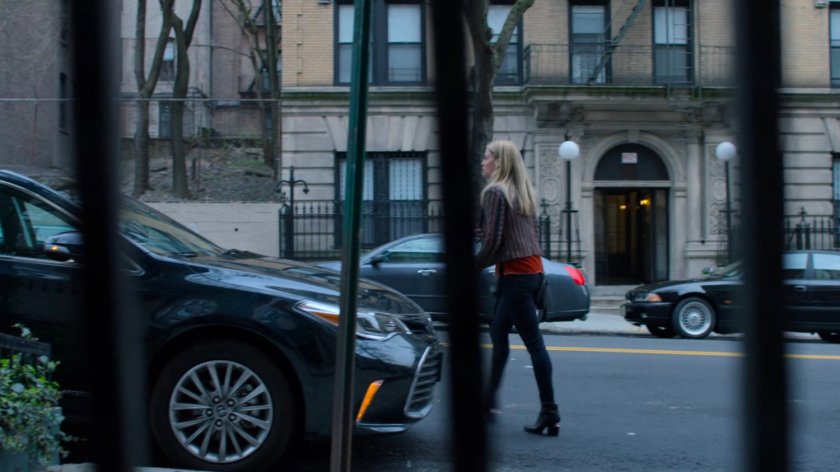 Trish walking to her car in front of the Alias Investigation building.