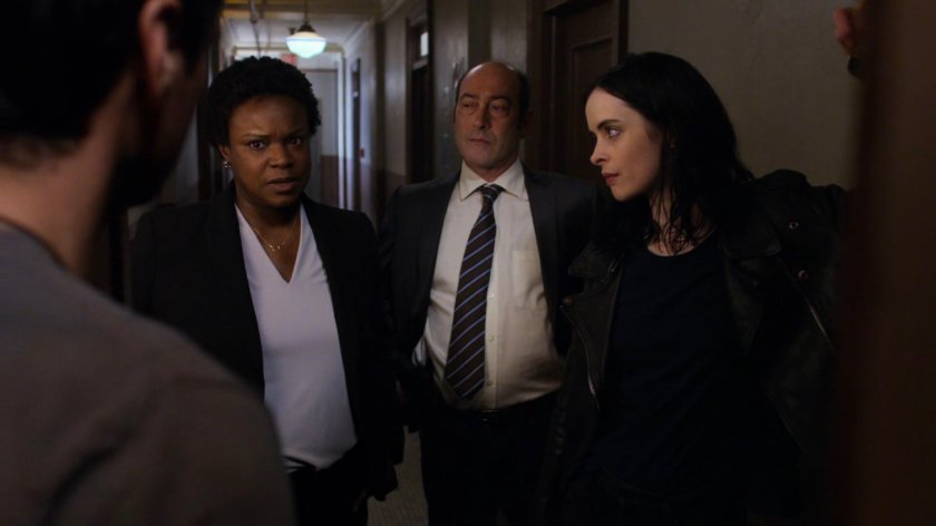 Jessica, Detective Sunday, and Detective Costa speak with Oscar outside his apartment.