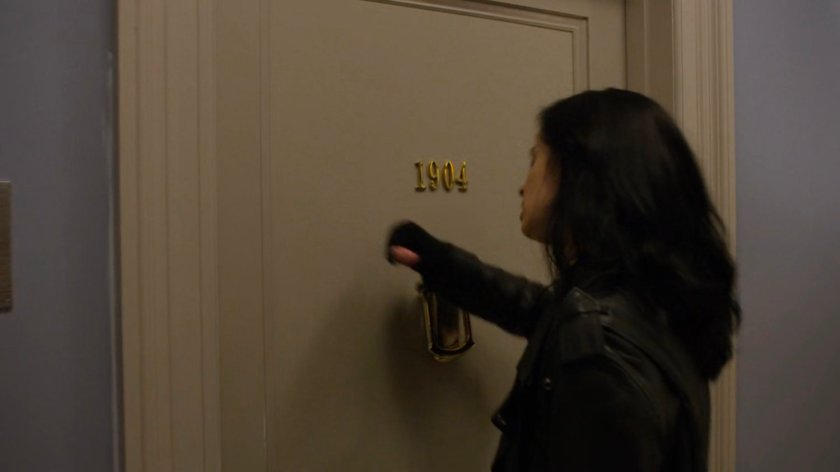 Jessica knocking on Trish's apartment door.