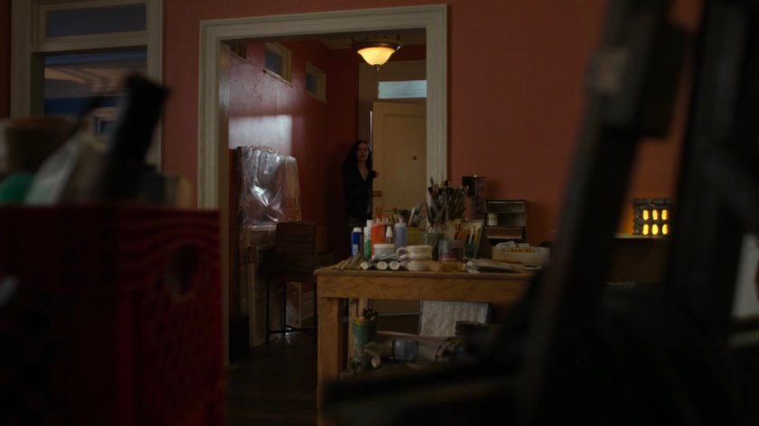 Jessica enters Oscar's apartment.