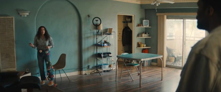 Vivian moving out of Simon's apartment.