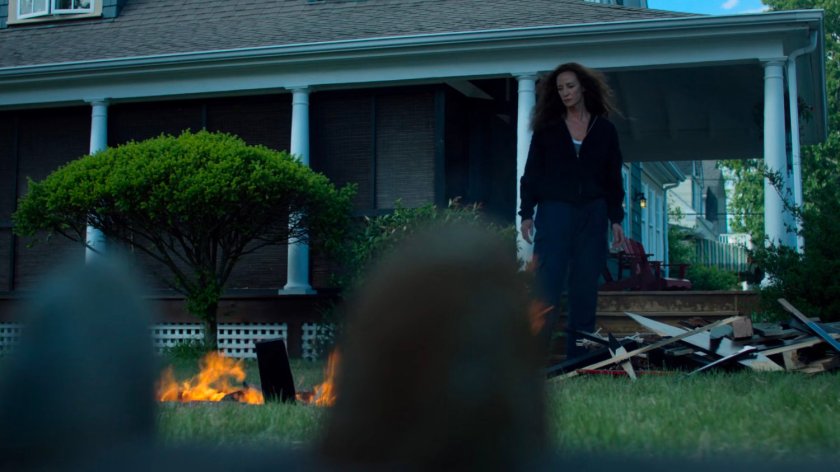 Alisa burning parts of a piano outside Karl Malus's house.