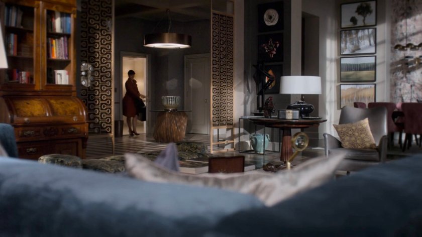 Jeri enters her apartment.