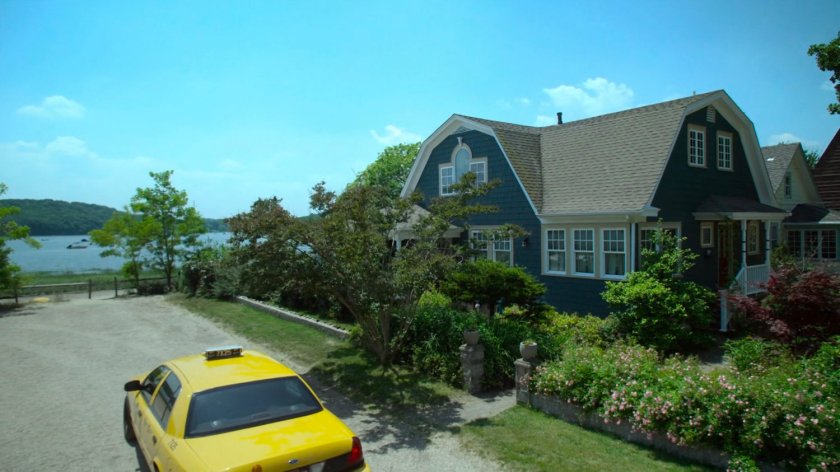 Cab pulling up outside of Karl Malus's house.