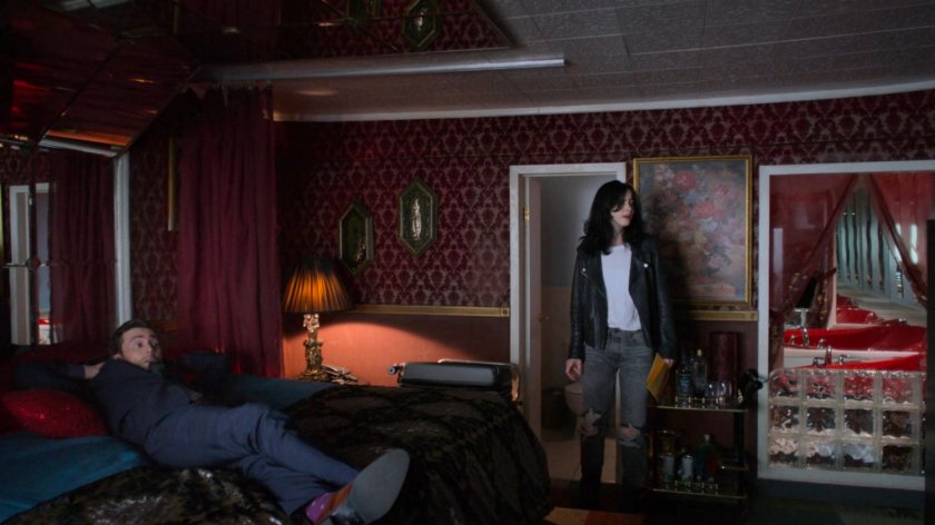 Jessica an Kilgrave in a room at the Love by the Sea Motel.