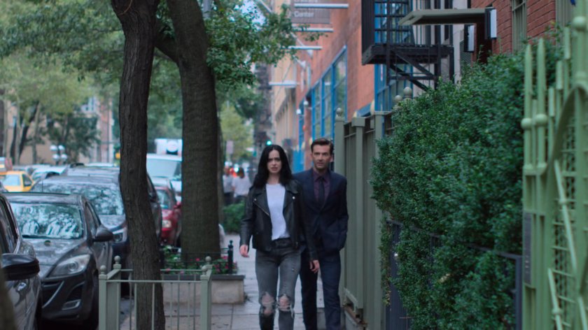 Jessica and Kilgrave walking on a sidewalk.