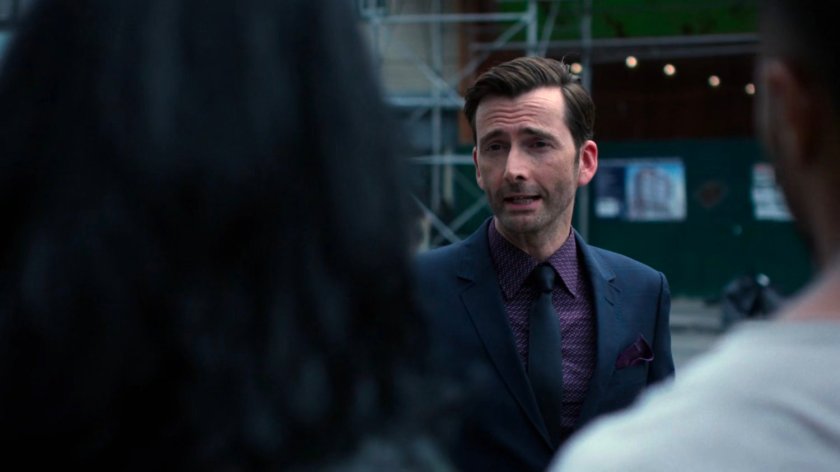 Kilgrave speaking with Malcolm and Jessica on the sidewalk.