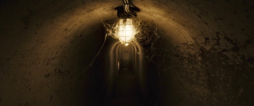 A dirty tunnel under the restaurant.